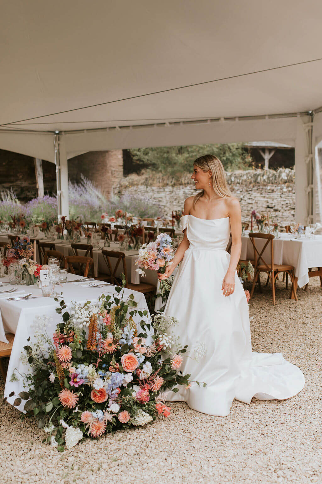 Issy-and-Bella-Floral-Design-Wedding-Florist-Herefordshire-Broadfield-Court-j&N94