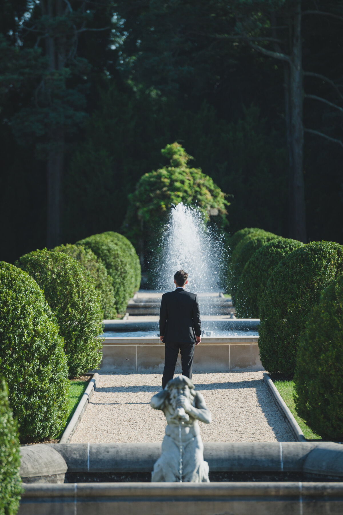 groom waiting to see his bride at Oheka Castle