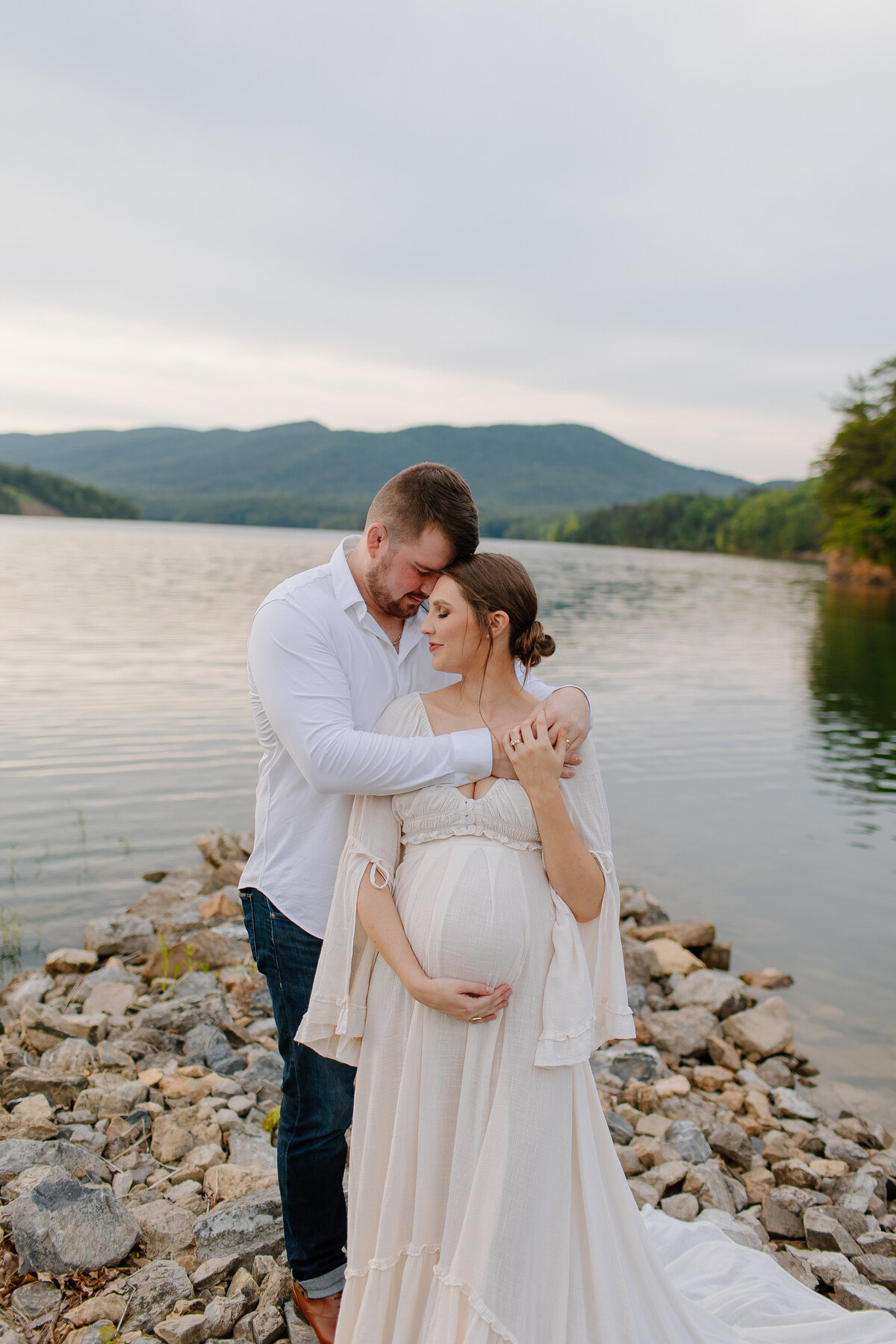 Documentary-Maternity-Session-at-Carvins-Cove-RJ-43