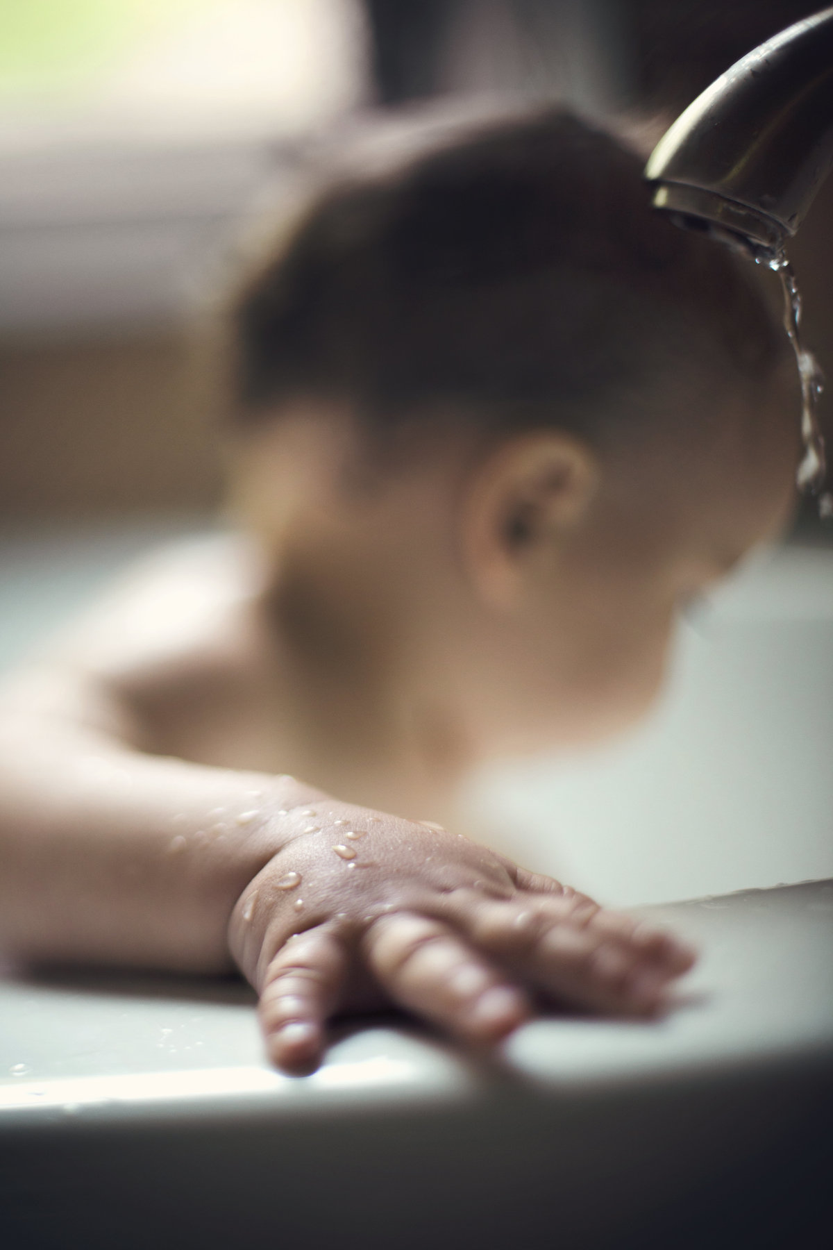 charlotte documentary photographer  captures a beautiful detail of bathtime with a toddler