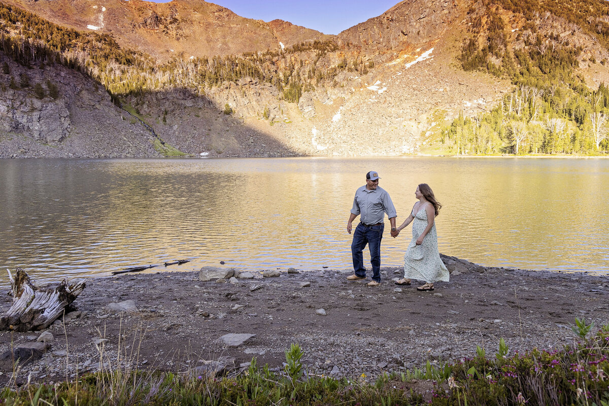 Shanna-Mae-Photography-Montana-Photographer-Engagement-Couples-Mountains-Sunset-Ennis-Bozeman-003