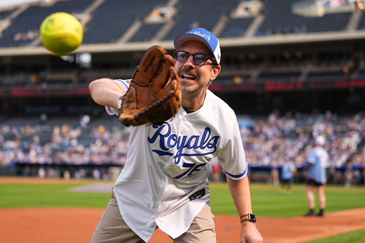kansas-city-event-photography-0257-player-throwing-first-pitch-charity-event