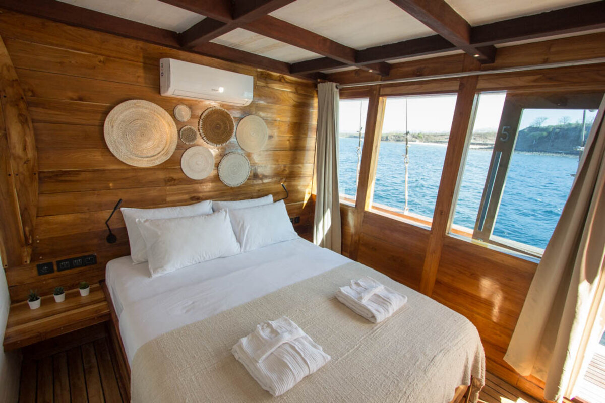 fenides luxury surf yacht indonesia 9