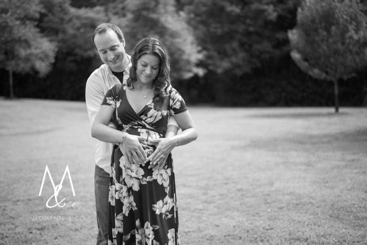 Maternity-Photo-at-Sewickley-Park-in-Blue-Flower-Dress-4
