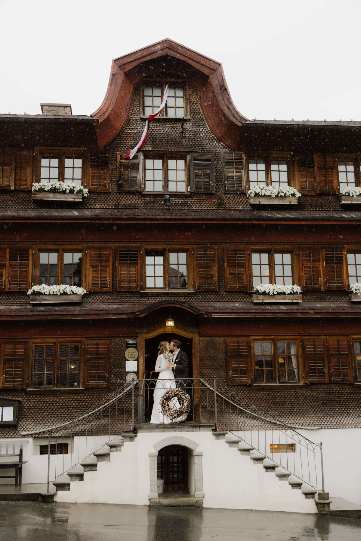 brautpaar im bregenzer wald in vorarlberg hotel hirschen