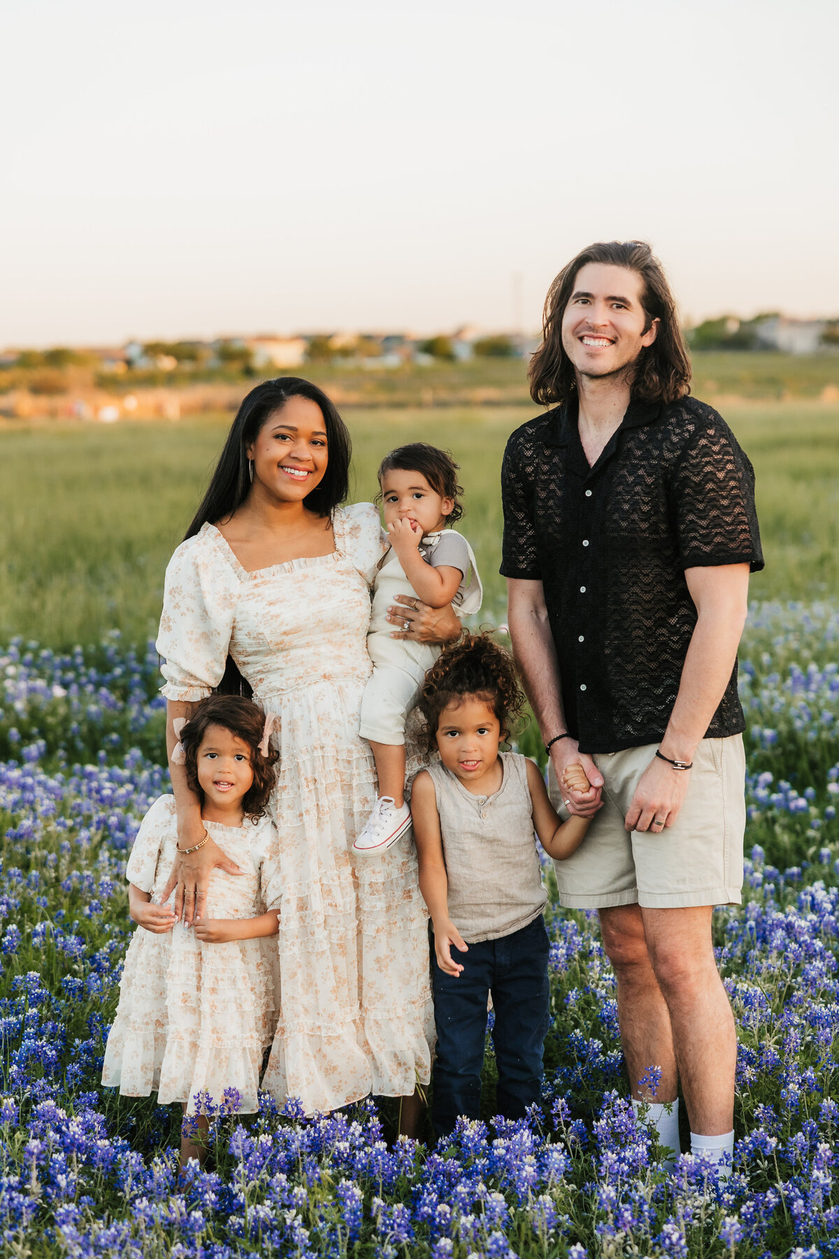 family-photo-in-texas-bluebonnets
