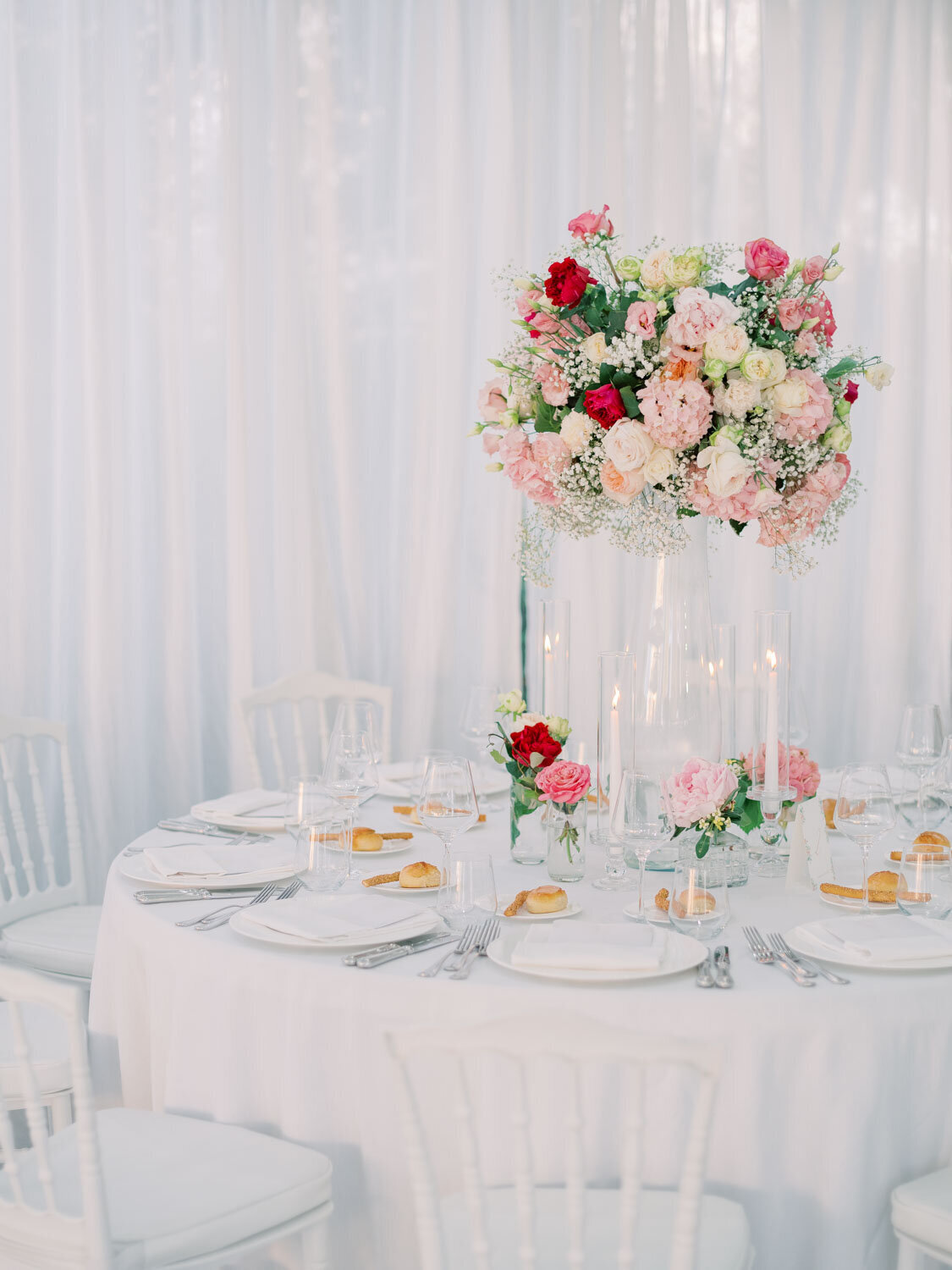 Table setting in Villa Mon Repos from Luana Aloi