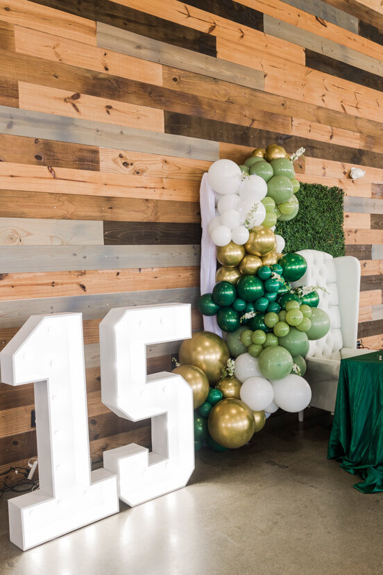 fifteen-sign-white-chair-quinceanera