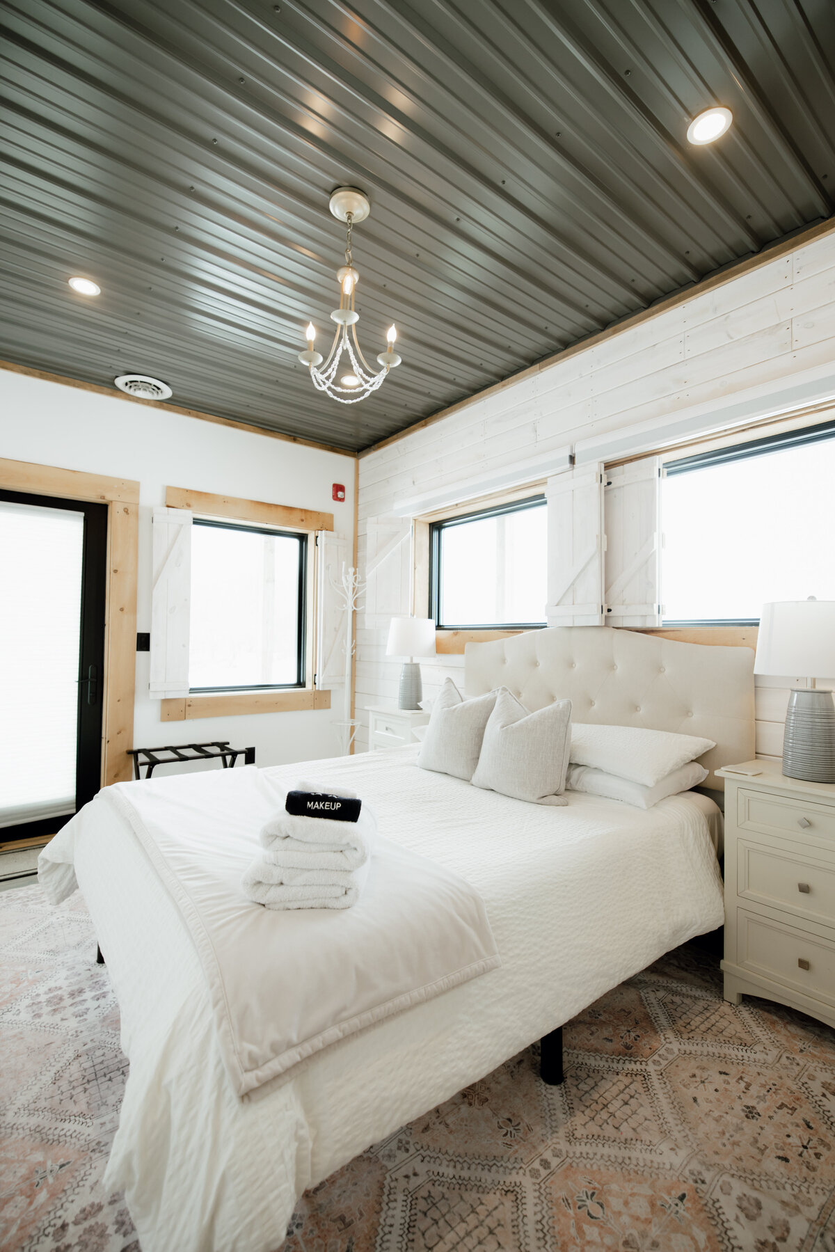 Bear-Ridge-Destination-barndo-suites-rosie-photo-video-67