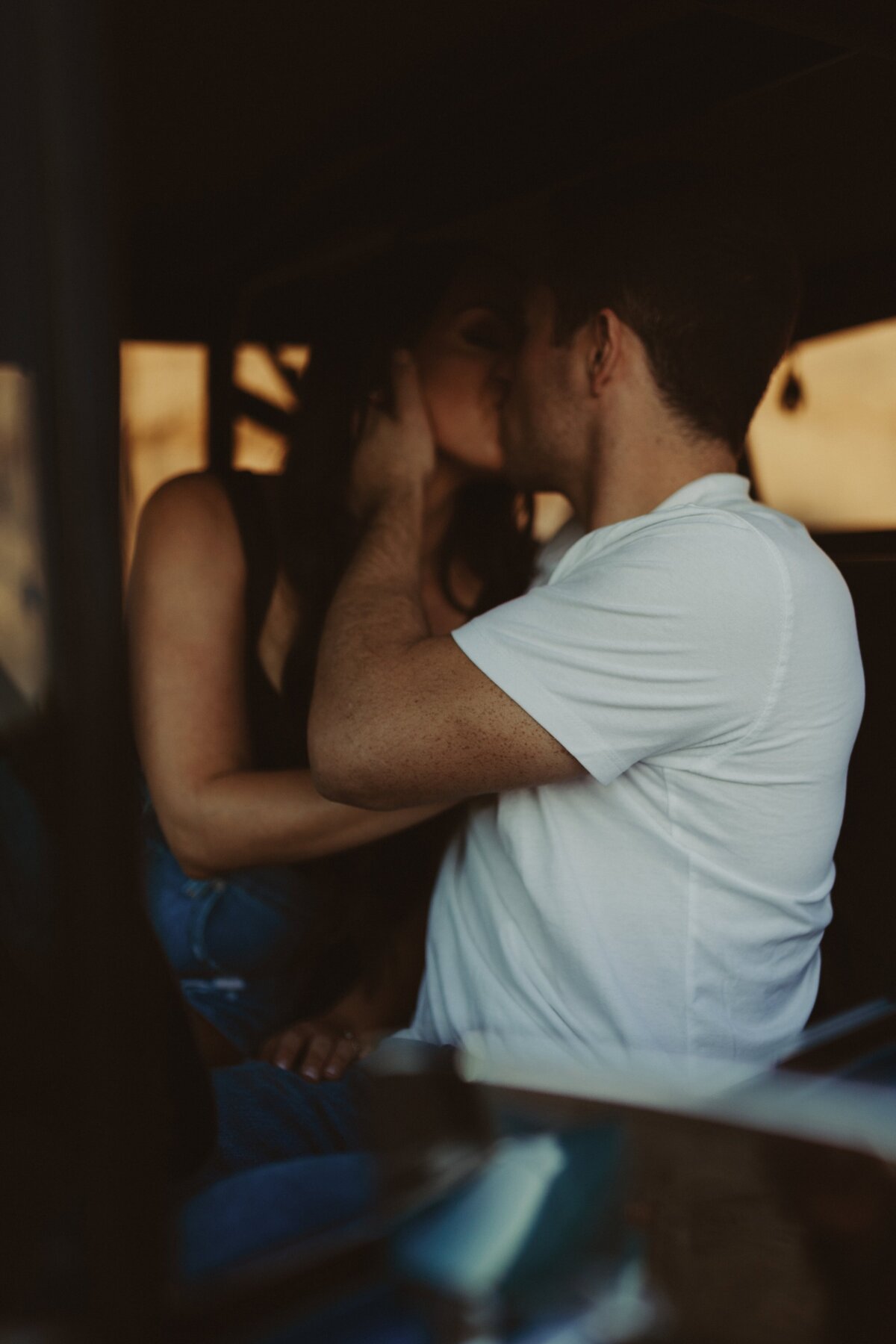 Engagemenr-session-in-vintage-car-9