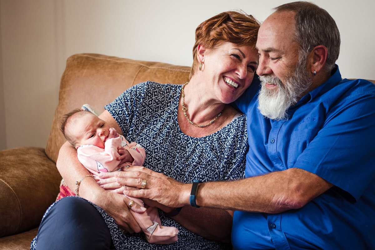 newborn-baby-relaxed-lifestyle-natural-family-photography-182