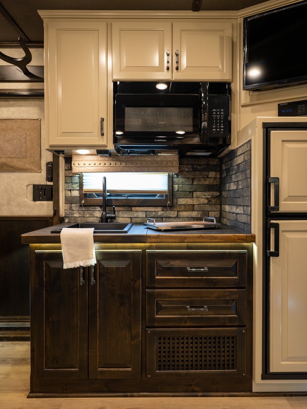 bloomer-trailer-interior-missouri-9