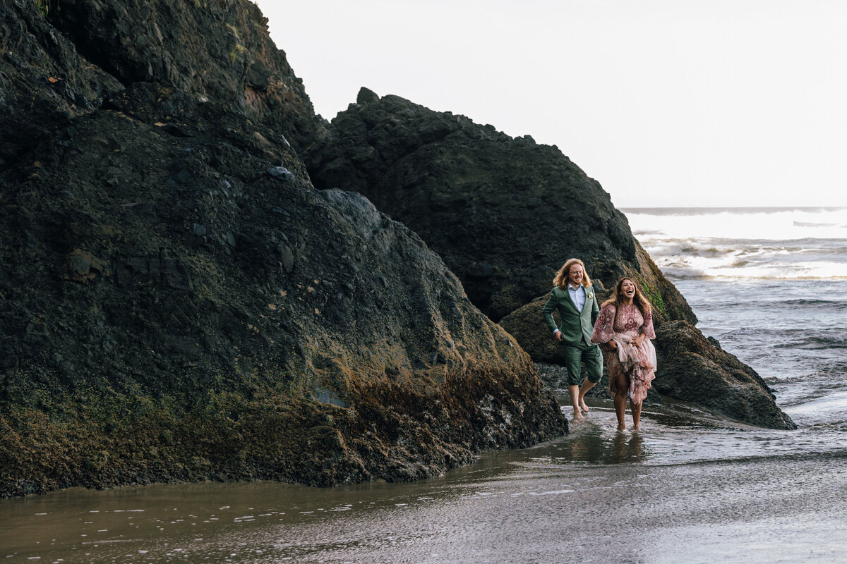 Oregon-Coast-adventure-beach-elopement
