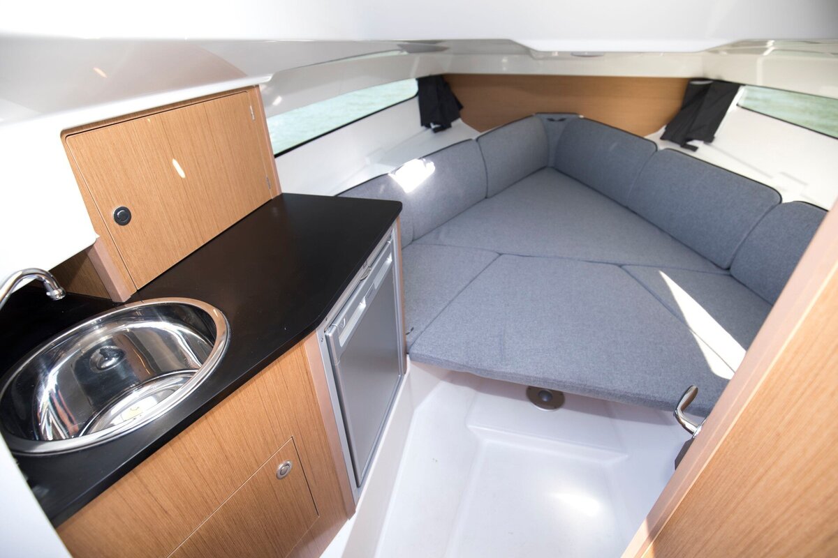 beneteau-flyer-8sundeck-interior-2