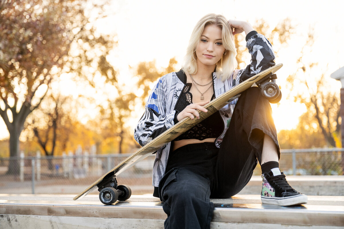 Apple Valley Minnesota senior picture of a girl with a skateboard