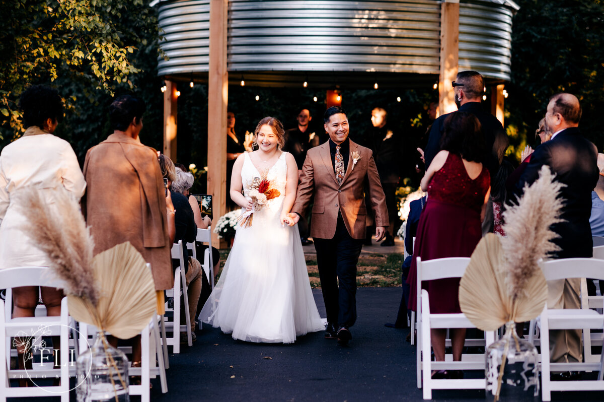 cincinnati wedding photographer videographer outdoor ceremony cozy cottage venue 