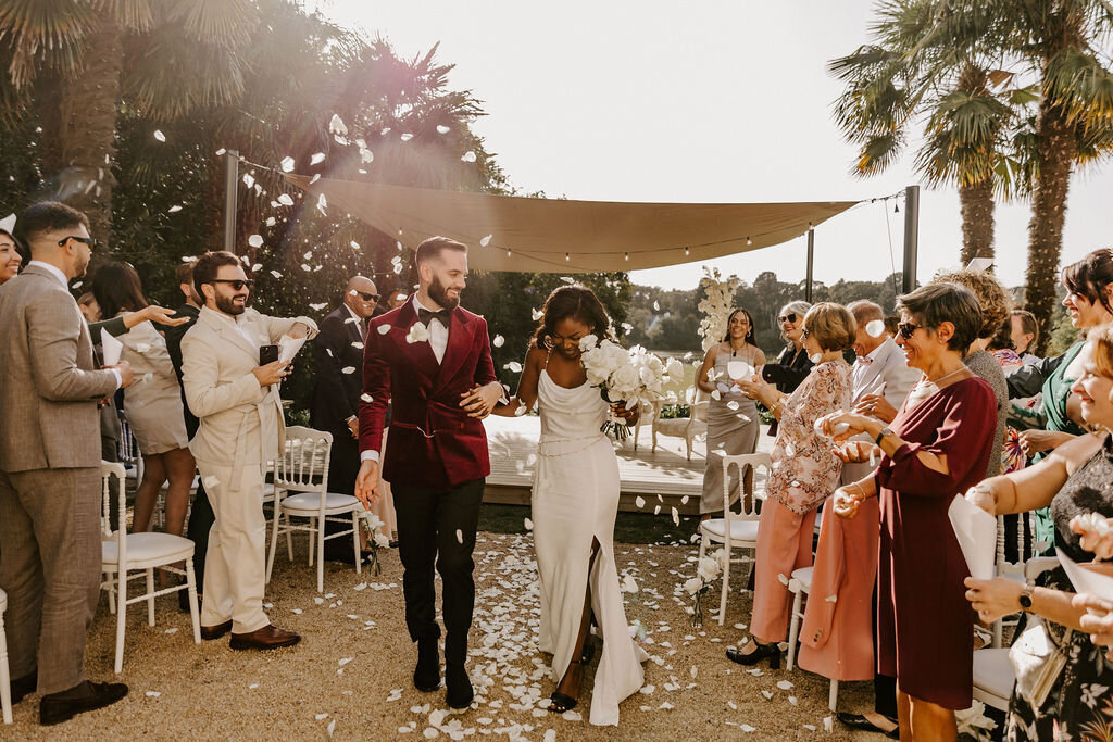 lance-de-petales-ceremonie-de-mariage-elegante