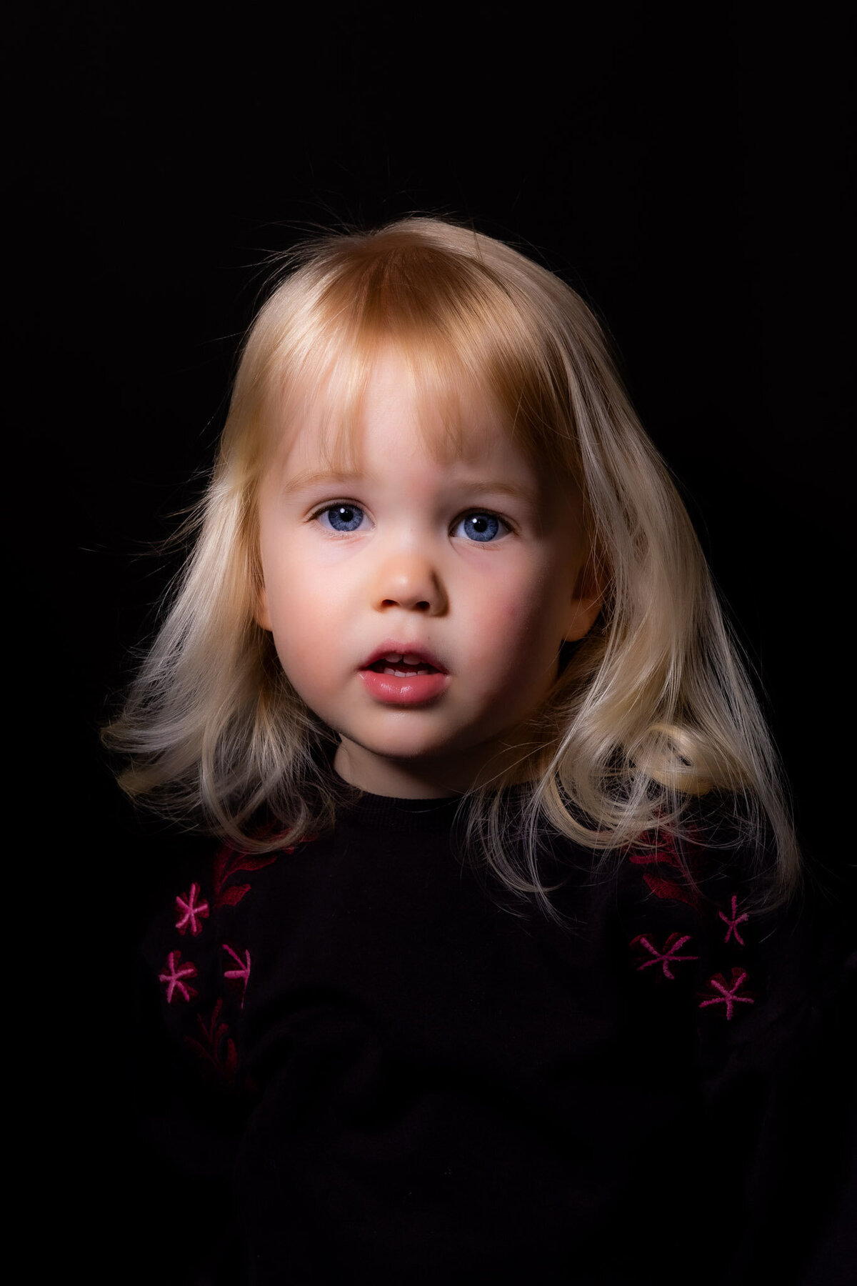 studioportret-portretfoto-Hellevoetsluis-zwarte-achtergrond-fotograaf-professionele-fotoshoot-060