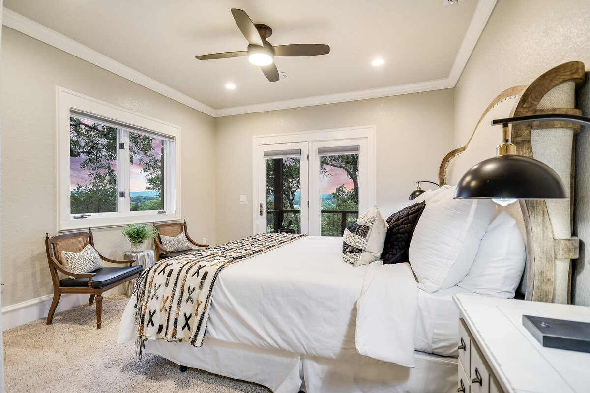 Bedroom with double bed, side lamps and ceiling fan