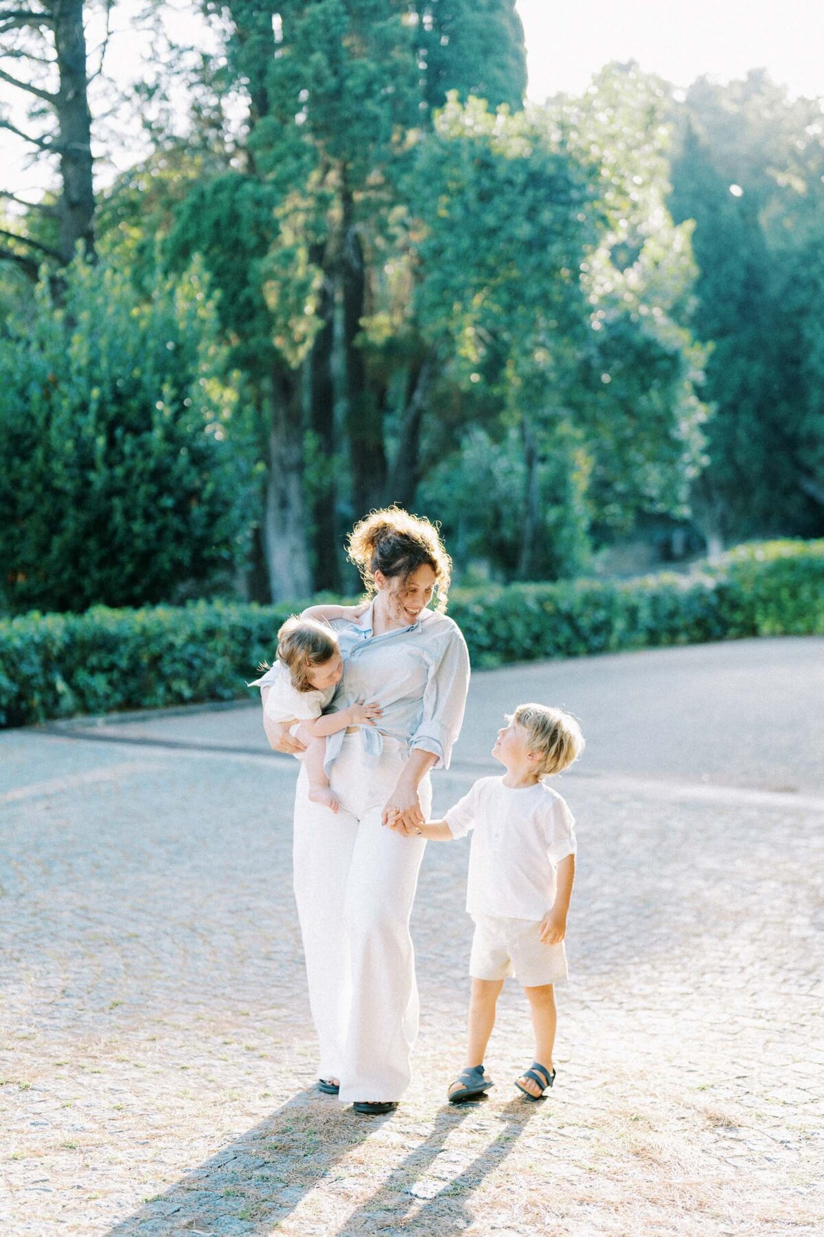 Family 2500px-1055