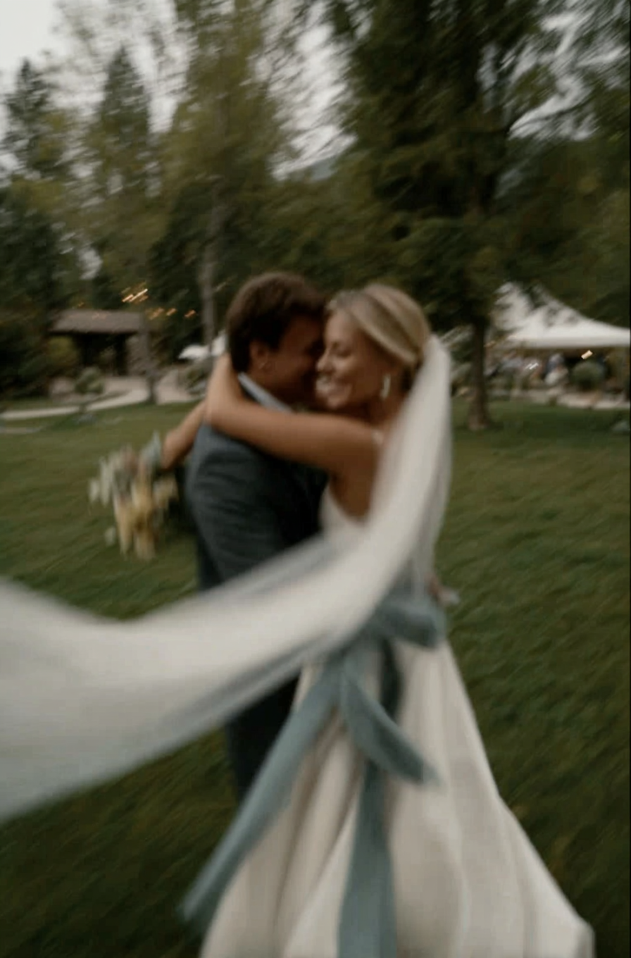 u8487914977_a_bride_and_groom_hugging_in_the_park_the_wedding_95ab046c-8329-469e-afe9-f492741dc0e0_1