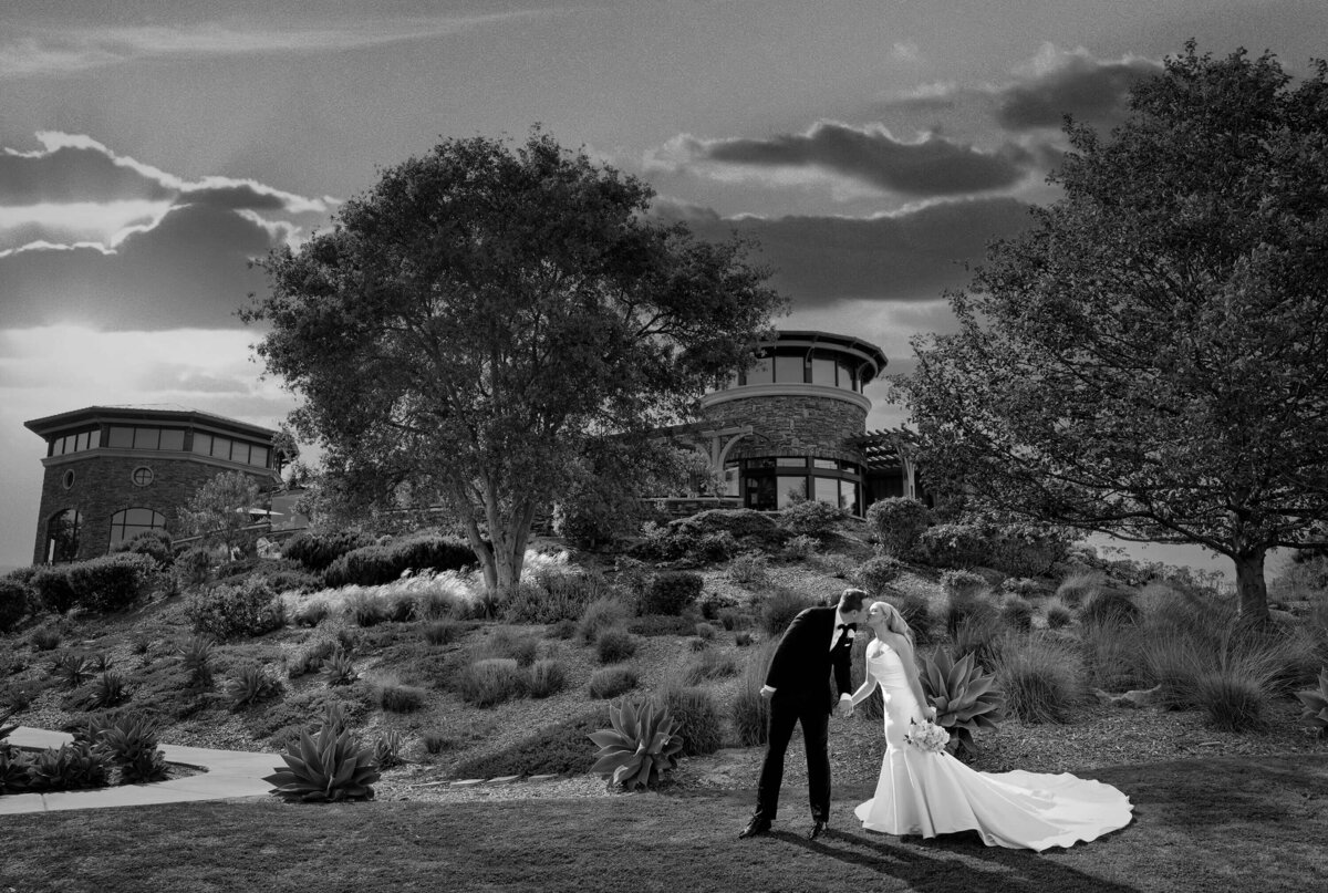 the-crossings-carlsbad-hillside-wedding-bride-groom-kiss