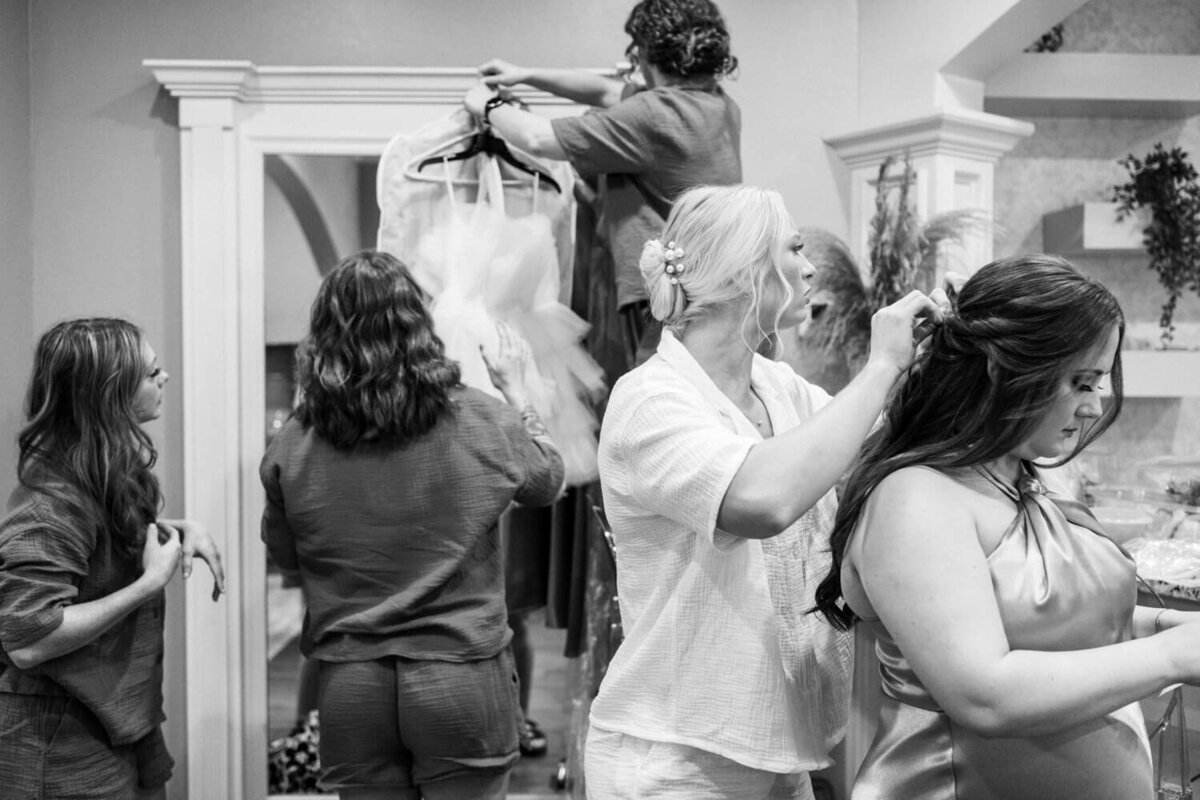 chaotic-bridesmaids-getting-ready