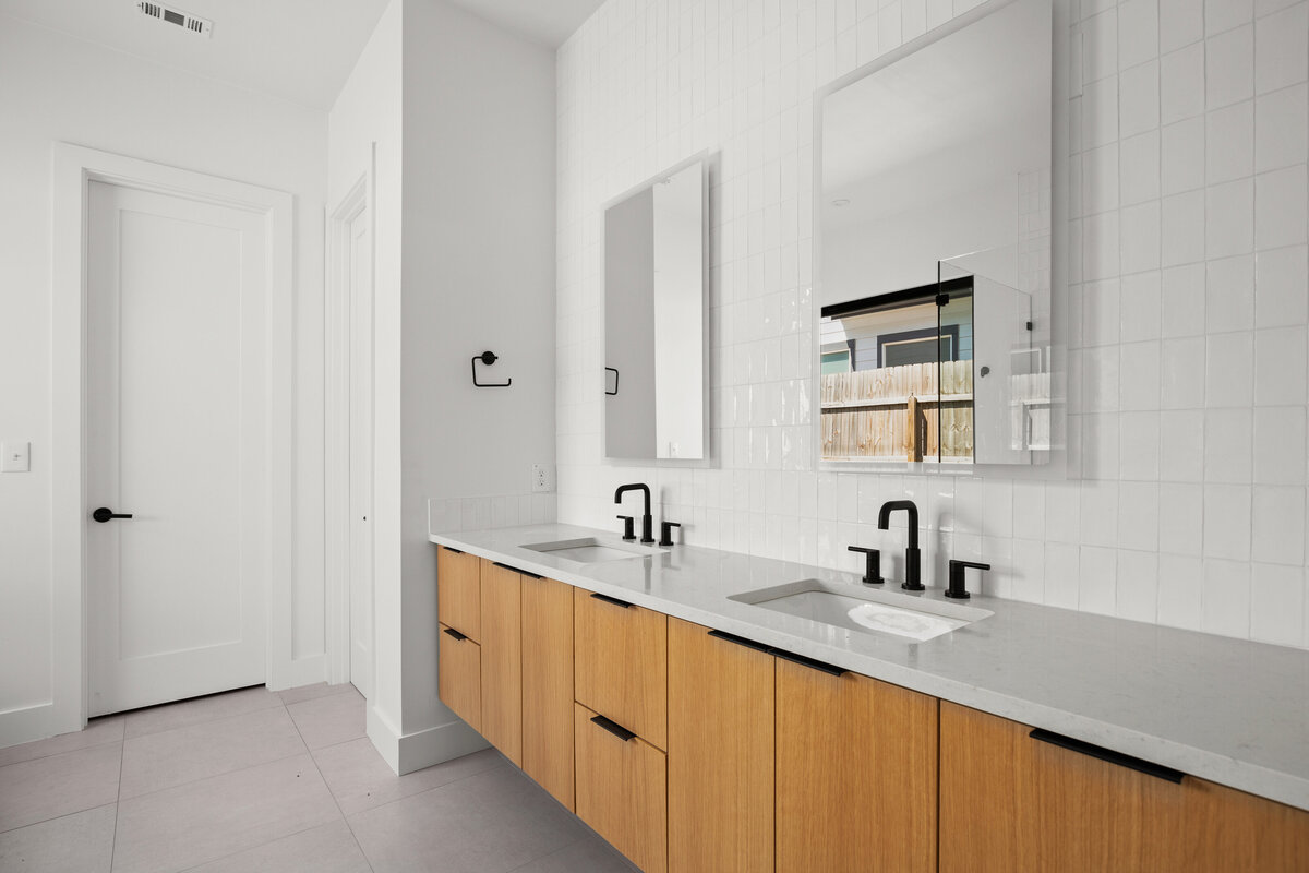 1004-audrey-court-bathroom-1