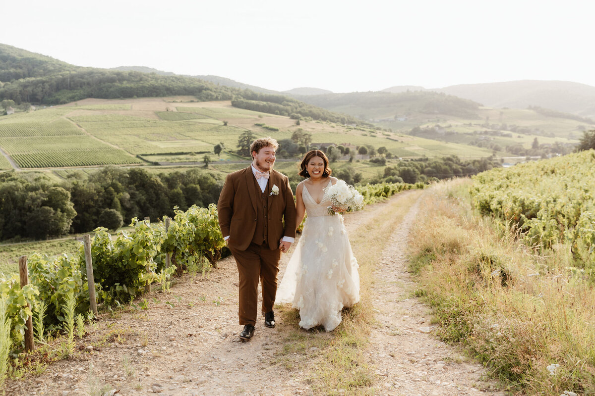 Christine-et-Valentin-couple-mariage-vue-sur-vignes