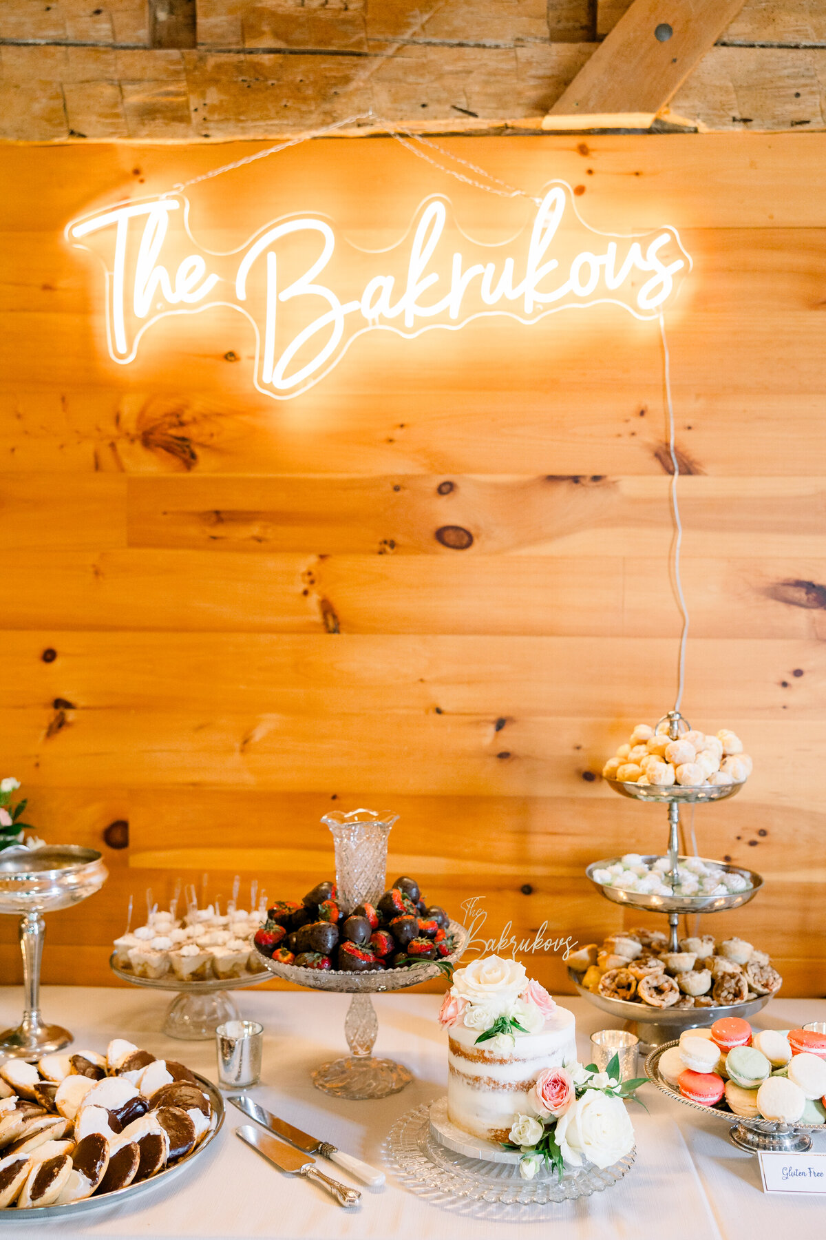 wedding-dessert-table-neon-sign