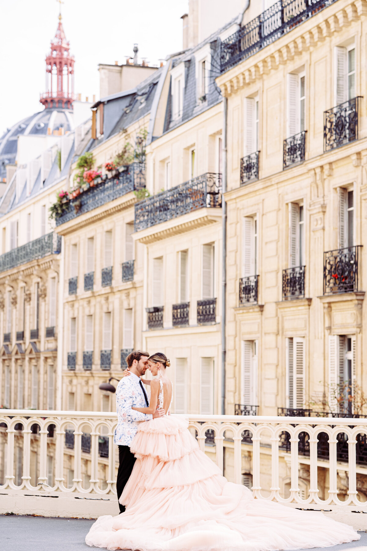 Couple holding each other during their Paris engagement session, photographed by Italy wedding photographer.