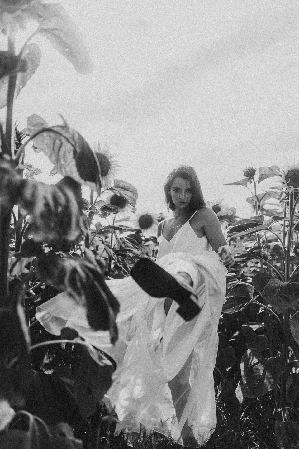La modèle Emma Dupont pose pour la créatrice de robe de mariée Marie-Ange Lledo