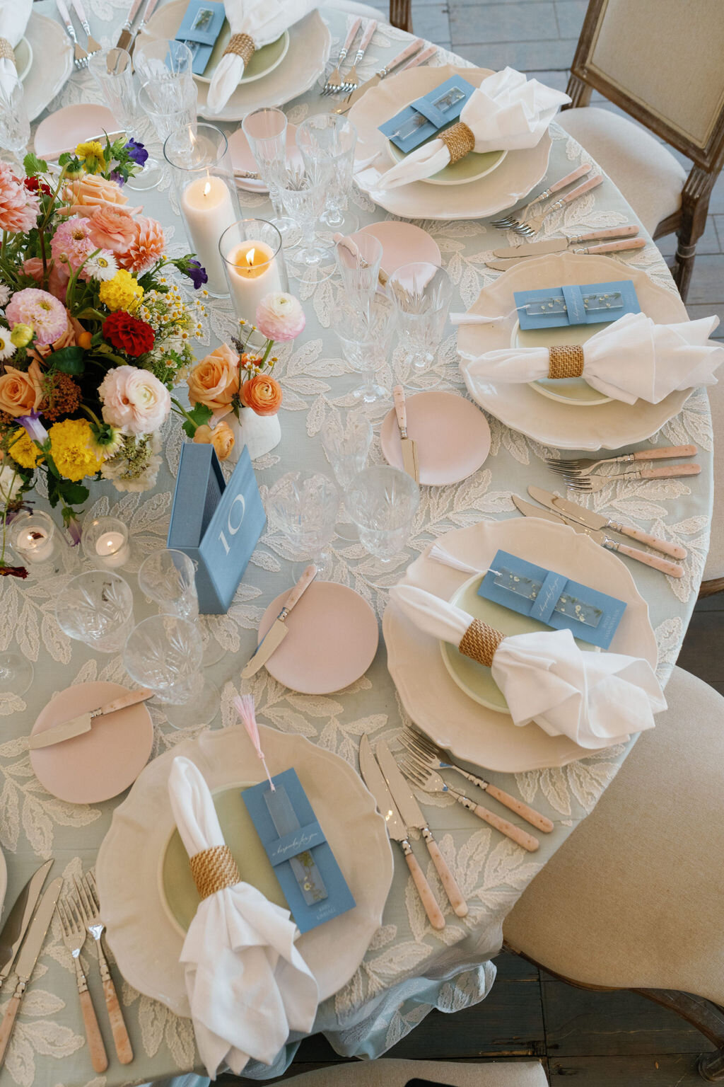 Colorado-wedding-planner-tablesettings-flowers