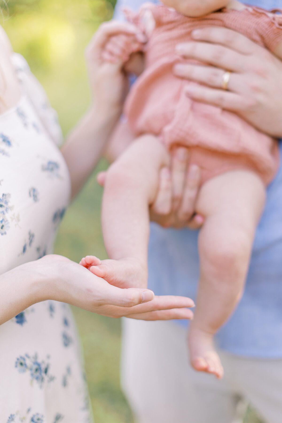 Family portrait session in a Philadelphia park - 13