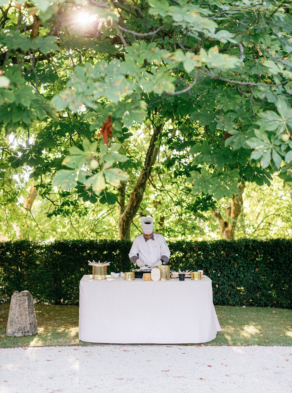 Garden-wedding-cocktail-station-chef