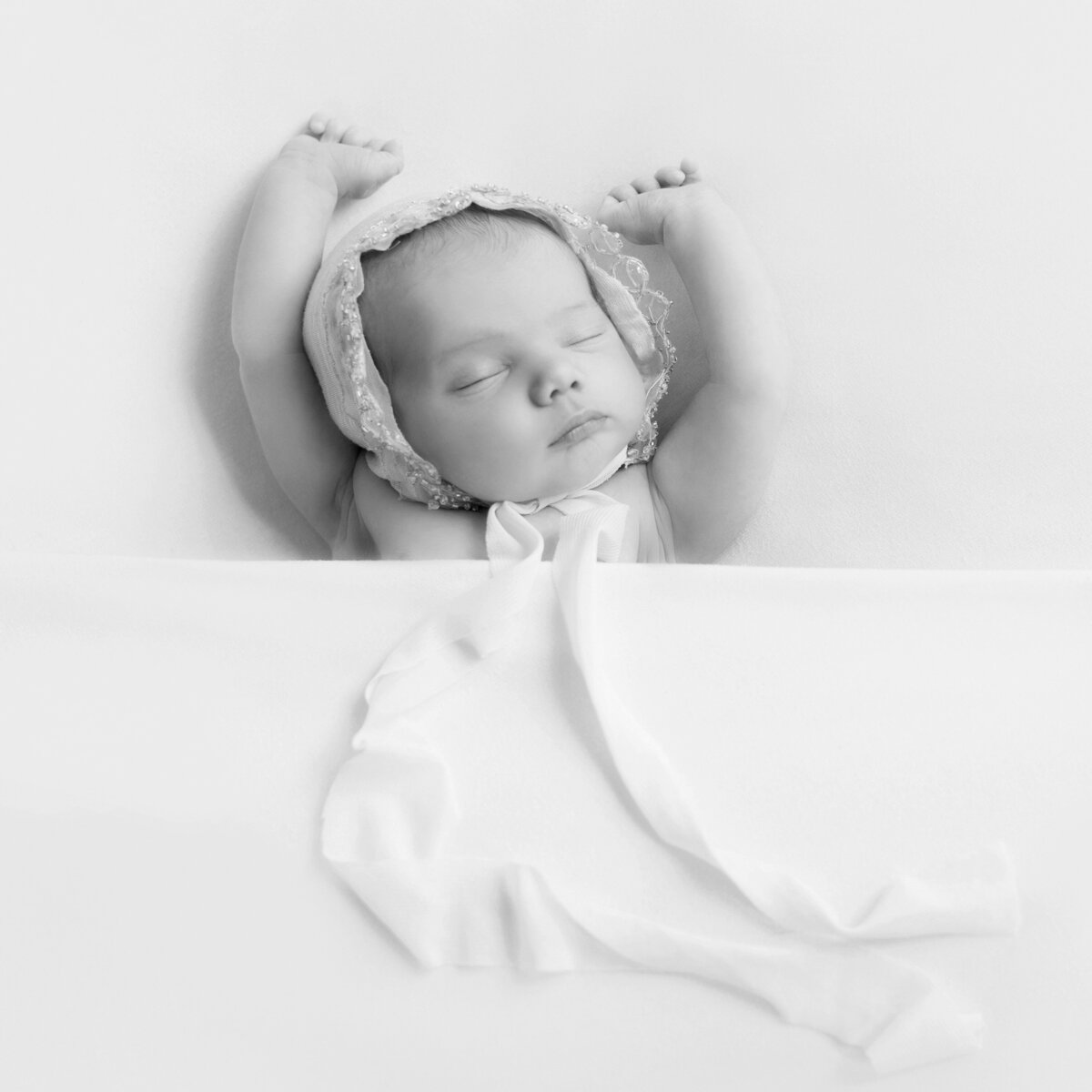 newborn_baby_stretching_with_bonnet