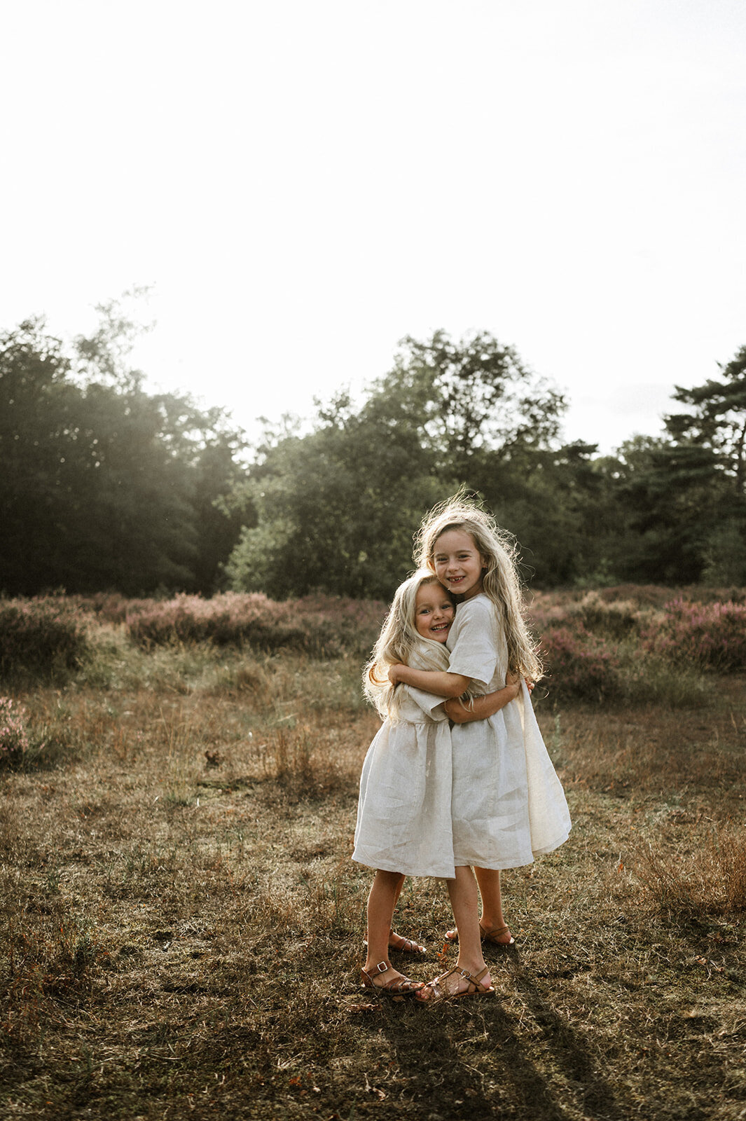 Gezinsfotografie in Nijlen tijdens golden hour – pure, spontane momenten vastgelegd in de heide.