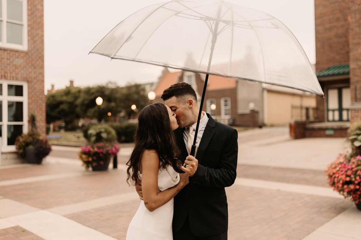 wedding photos with  clear umbrellas