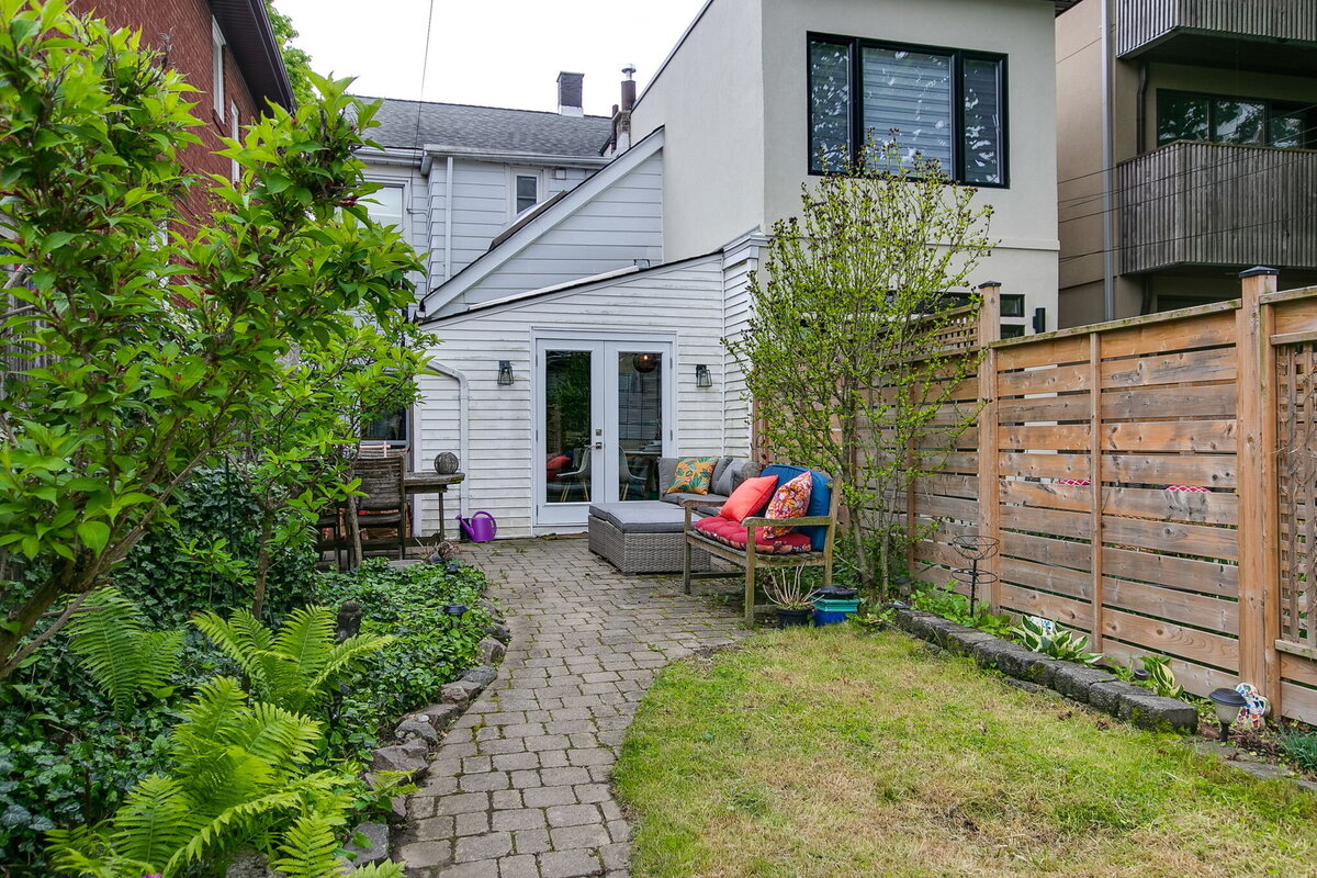 37-web-or-mls-74_002_Backyard