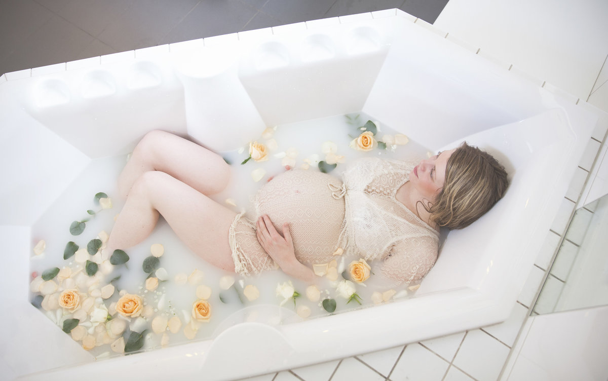 gravidfoto-oslo-melkebad-blomster-flott