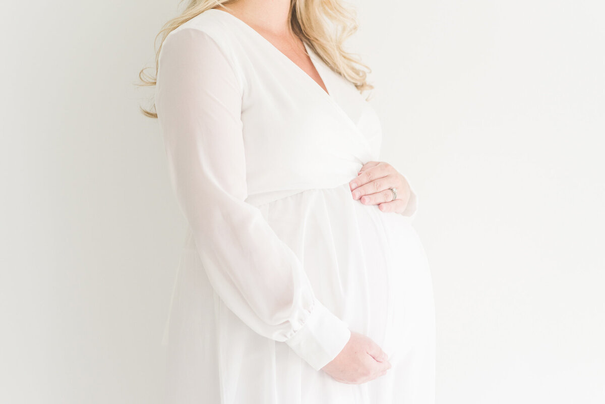 Light-Airy-Maternity-Session-02