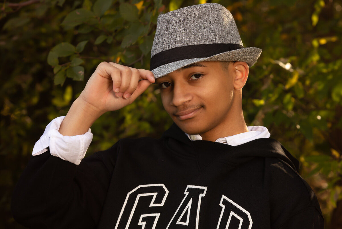 senior-boy-holding-fedora-for-senior-portrait