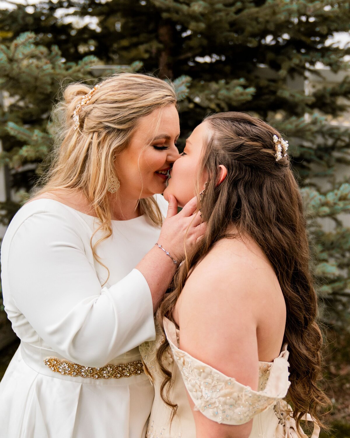 denver colorado wedding photographer - women kissing