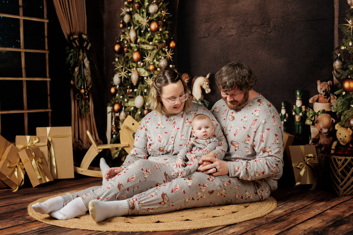 Best NWA holiday photographer, holiday portraits near me, Northwest Arkansas holiday photography, NW Arkansas holiday photos, NWA santa photos