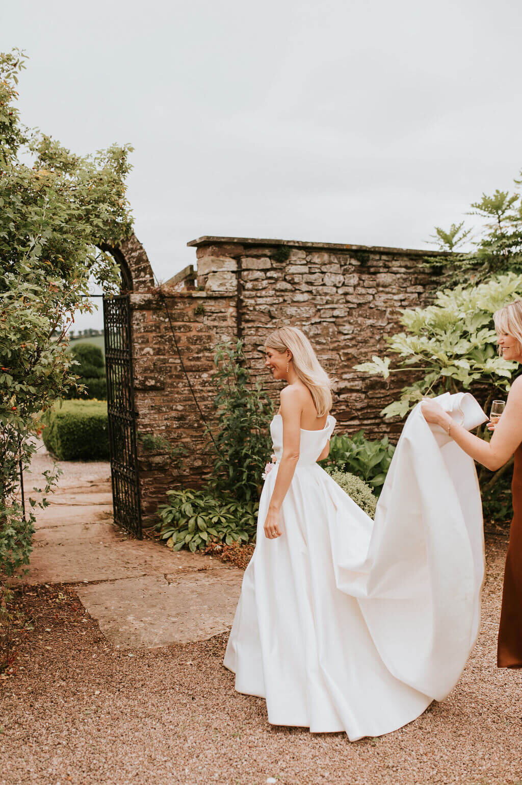 Issy-and-Bella-Floral-Design-Wedding-Florist-Herefordshire-Broadfield-Court-j&N86