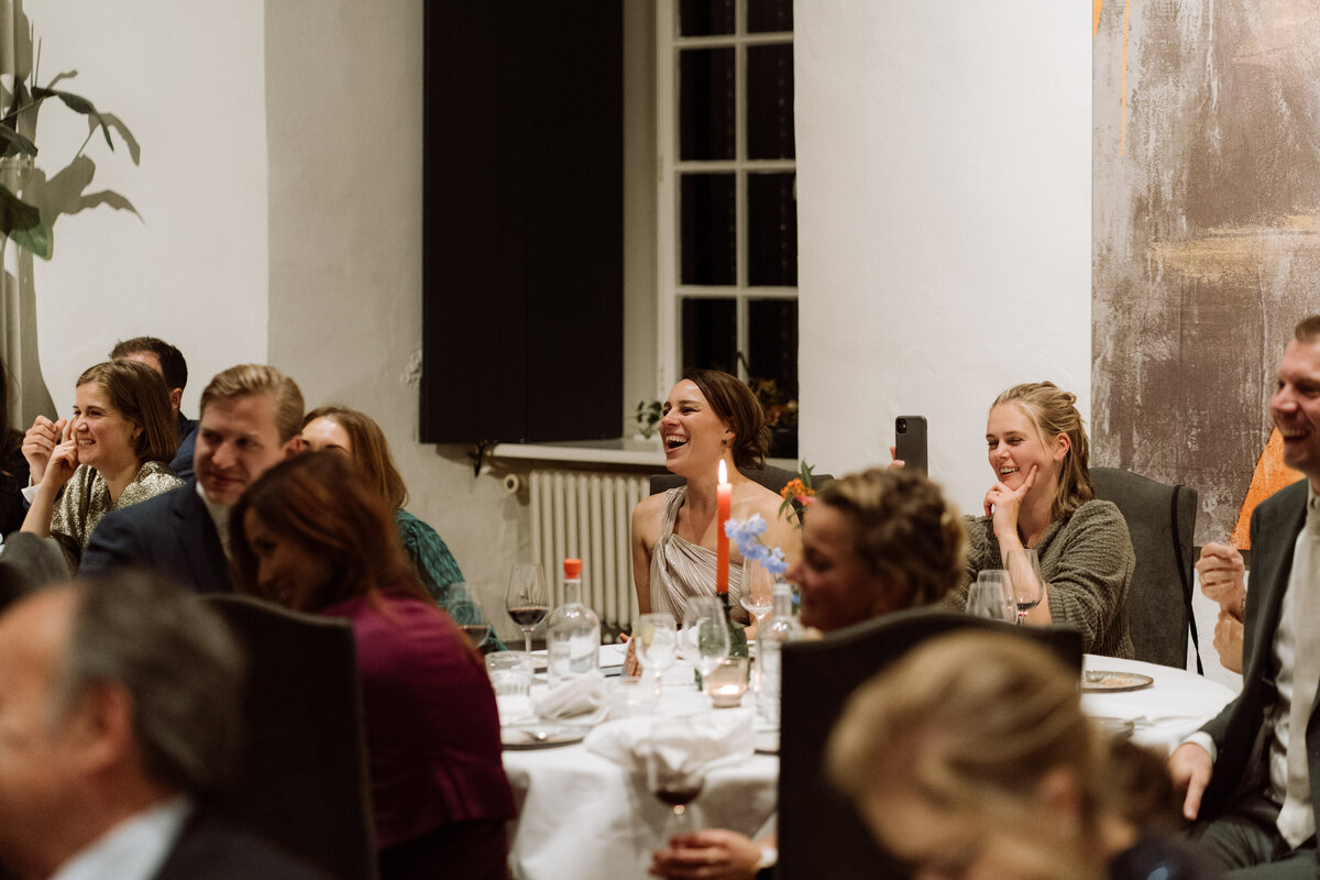 Romantische herfstbruiloft bij Slot Doddendael - diner - lachende gasten 2