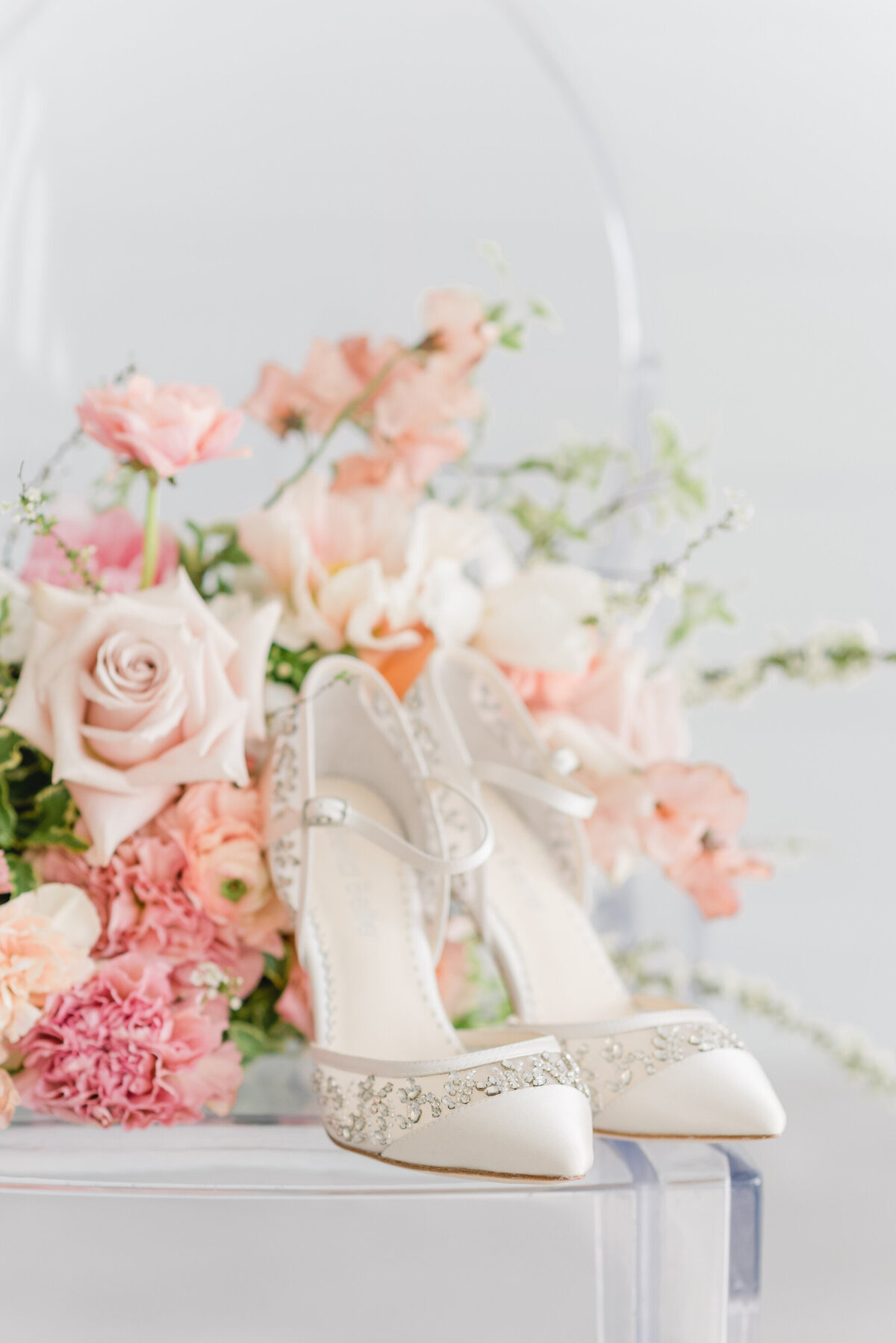 floral-and-field-design-bespoke-wedding-floral-styling-calgary-alberta-peach-kiss-editorial-details-3