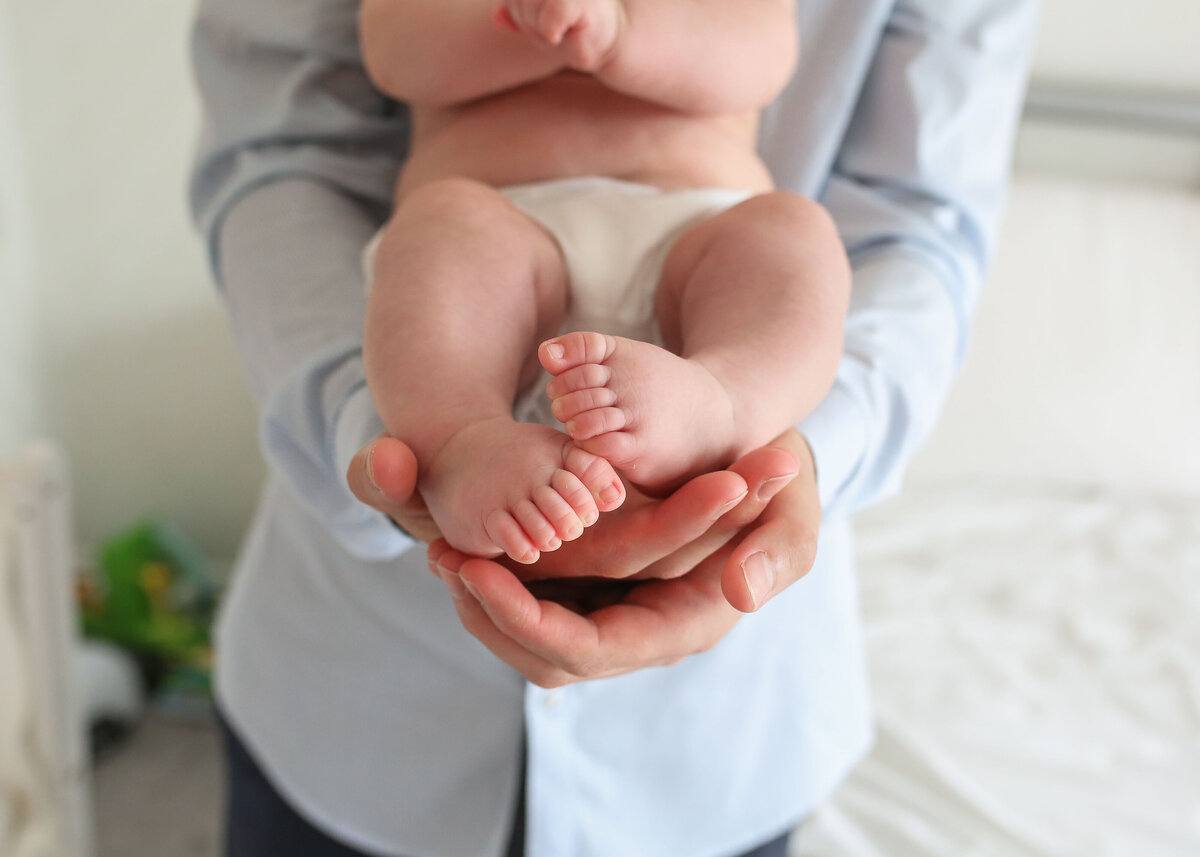 A perfect handful | newborn baby details captured by an renowned baby photographer