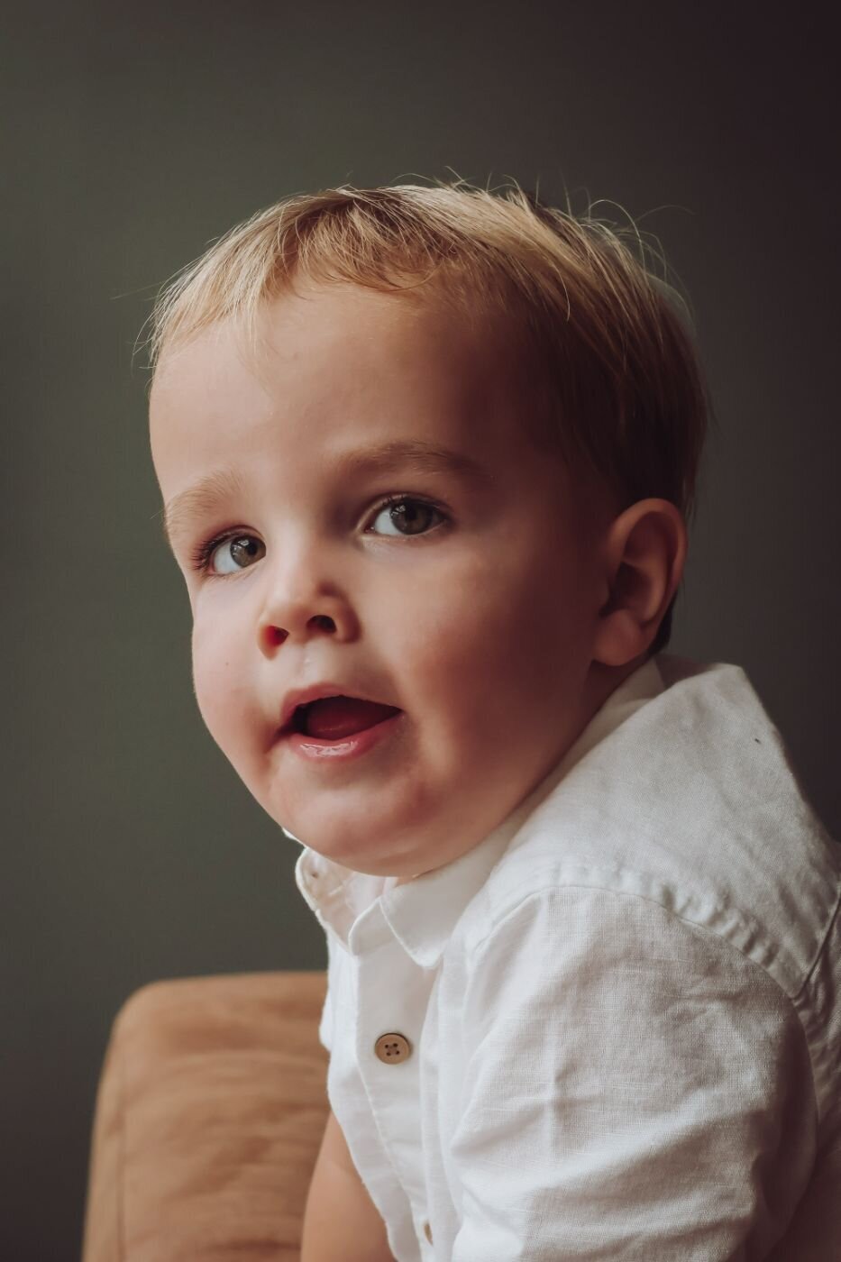 Baby foto. Portret van een jonge baby met blonde haren en een wit katoenen shirt. Schattige baby close-up