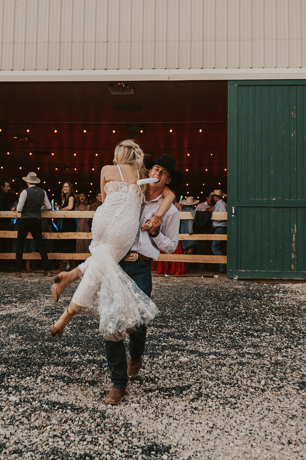 presley-gray-cowboy-luxury-montana-wedding-4719
